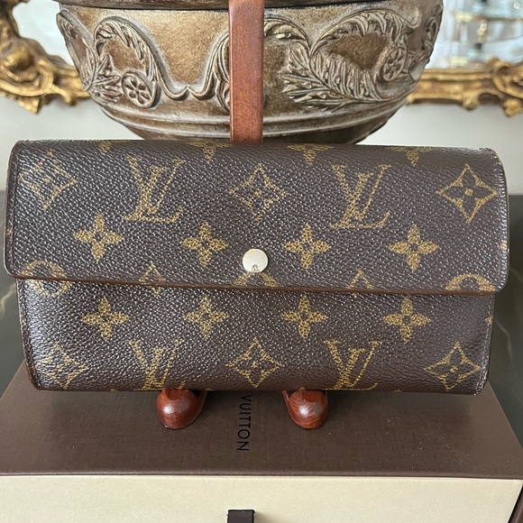 Louis Vuitton Monogram Sarah Wallet w/chain - Picture 5 of 16